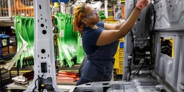 Ford FY 2025 Revenue Forecast to be Slightly Higher Despite Tough Fourth Quarter